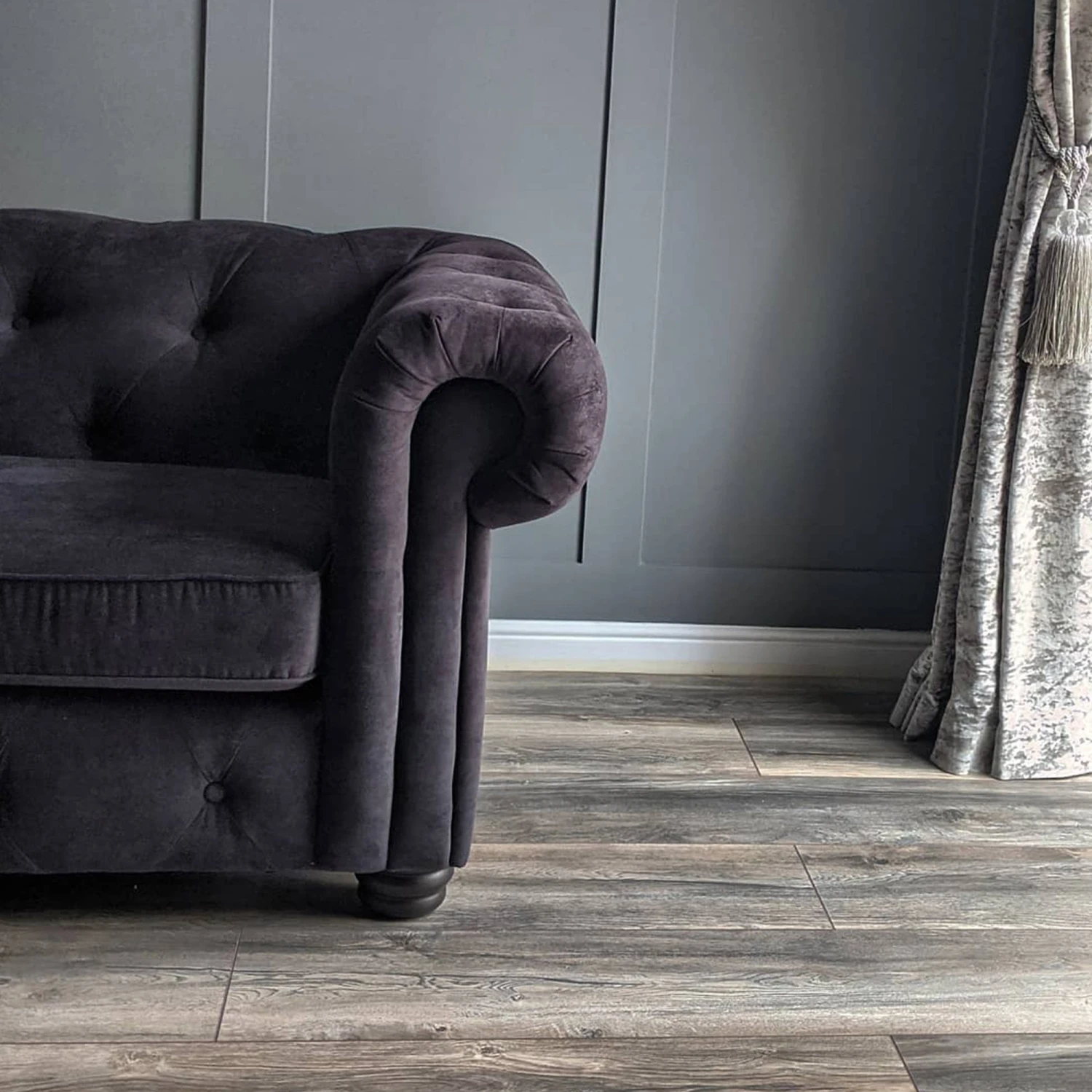 Harbour Grey Oak - Exquisite Plus 8mm Laminate Flooring (54195) 4 Harbour Grey Oak - Exquisite Plus 8mm Laminate Flooring (54195) - Image 4