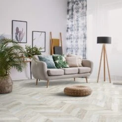 Alnwig Oak - Chevron Parquet 8mm Laminate Flooring (120324)