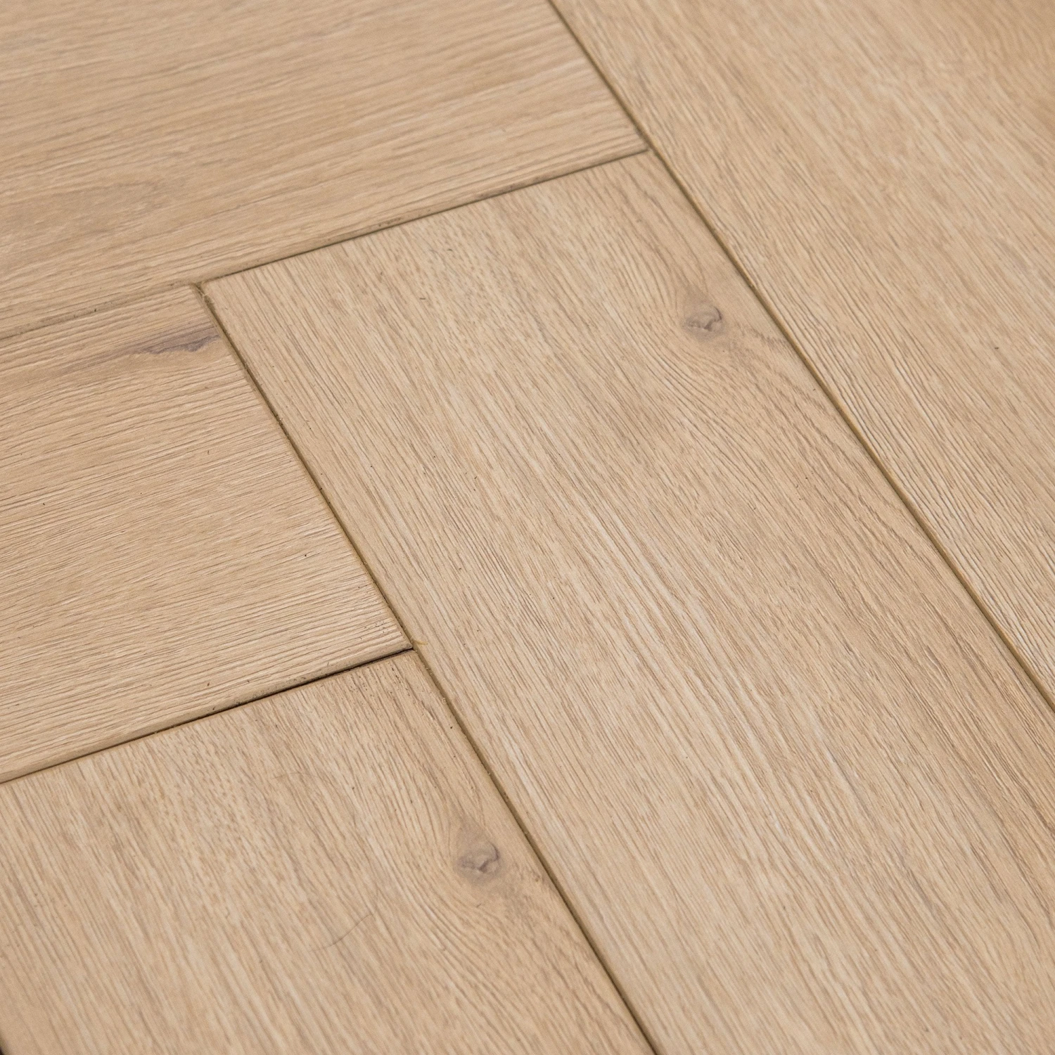 Pale Amberwood Oak - Comfort Luxe 12mm Laminate Herringbone Flooring (122145) 3 Pale Amberwood Oak - Comfort Luxe 12mm Laminate Herringbone Flooring (122145) - Image 3
