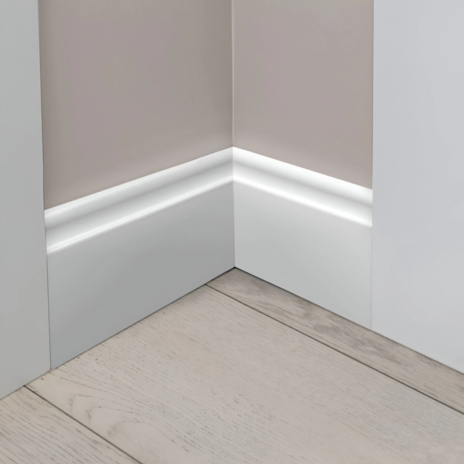 White - 2.4m Painted Decorative Medium Base Moulding (120106) 2 White - 2.4m Painted Decorative Medium Base Moulding (120106) - Image 2